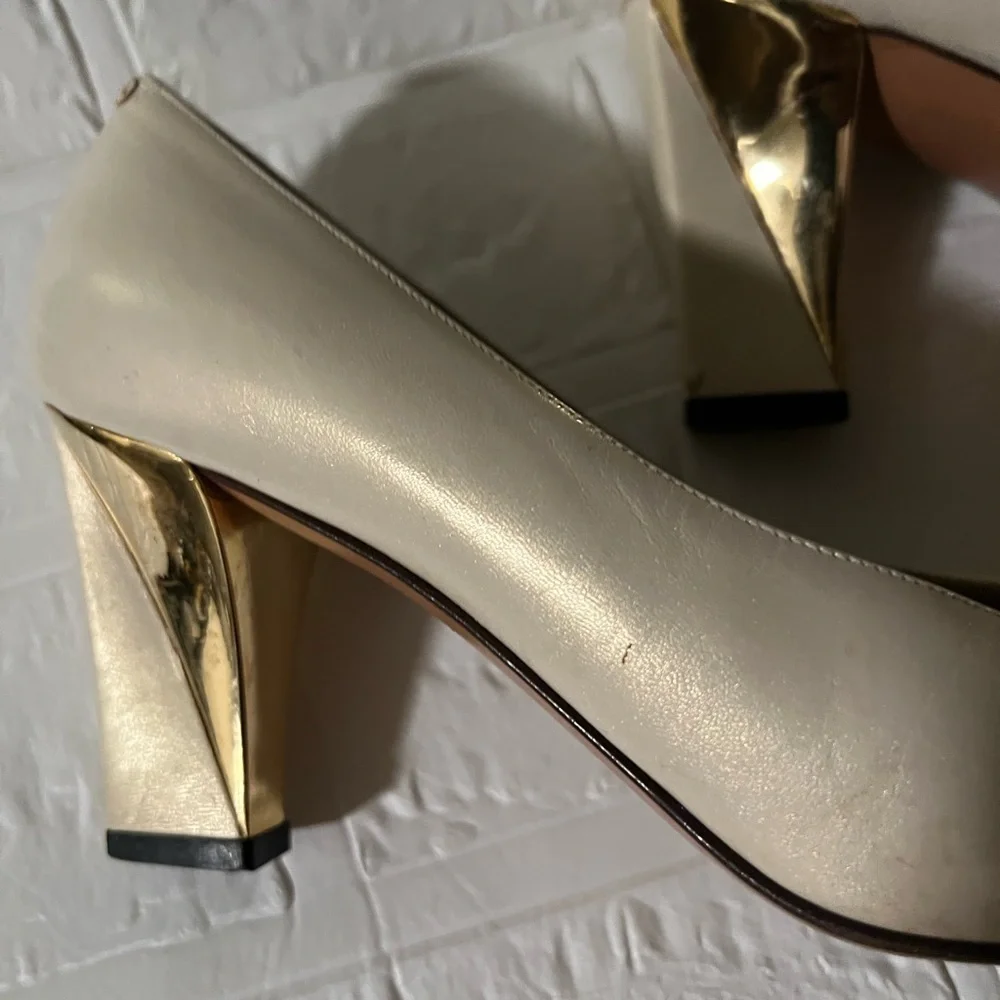 St. John beige classic heels 7B minimal